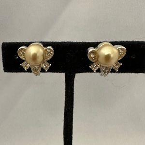 Vintage Valjean screw back earrings in silver tone with rhinestones and pearl